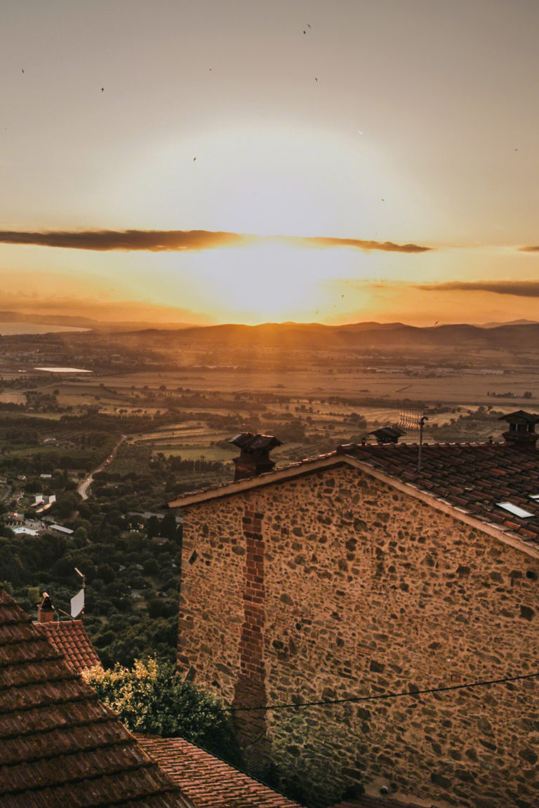 Sonnenuntergang über einem alten Steinhaus